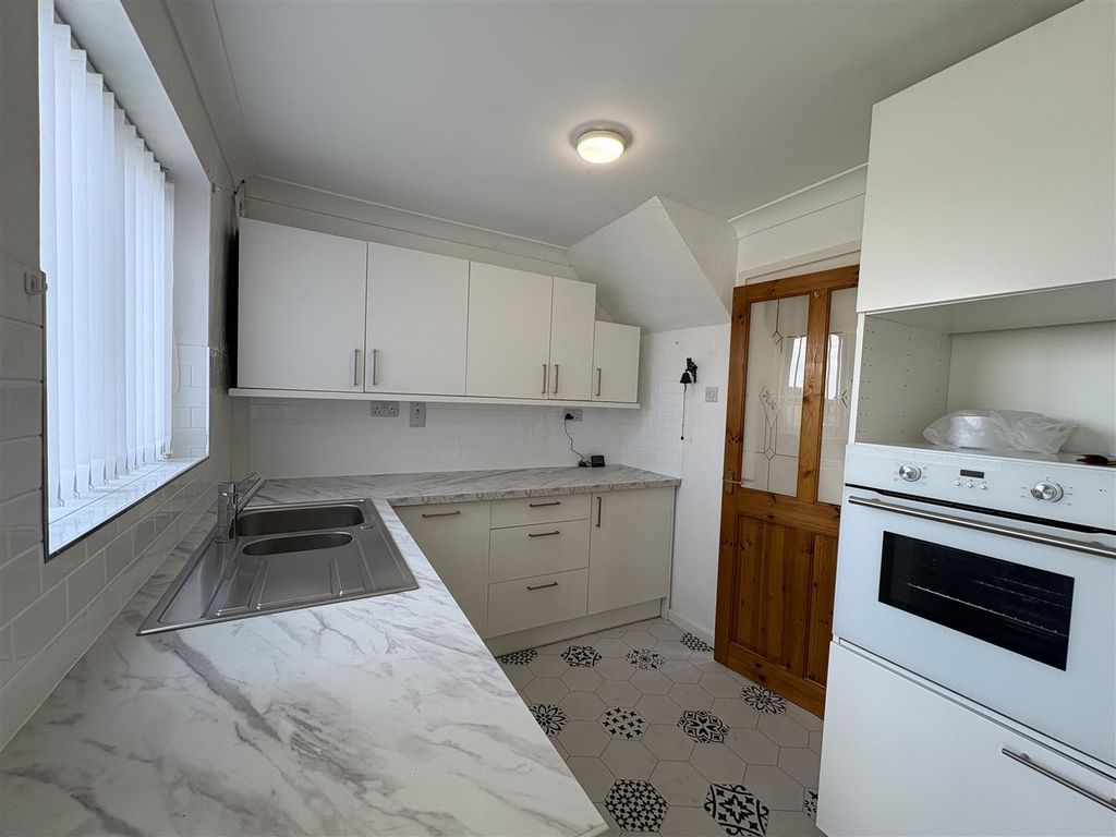Property photo 3 of 18 Kitchen
