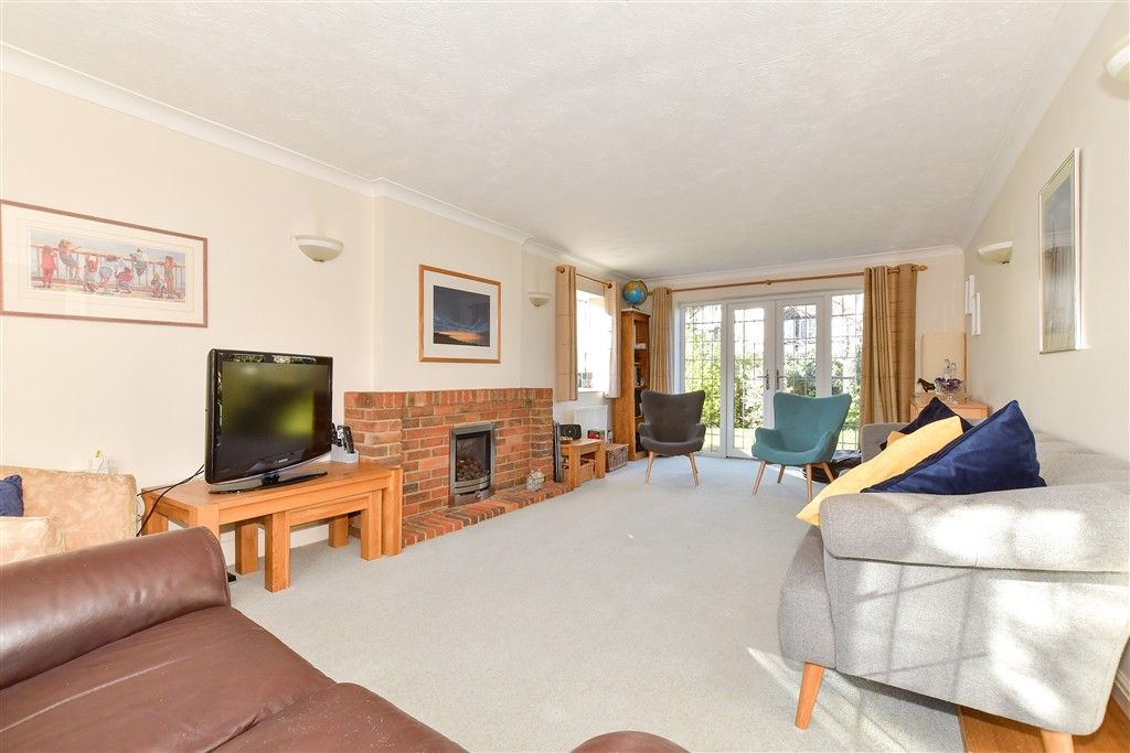 Property photo 3 of 16 Lounge