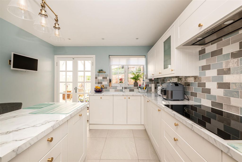 Property photo 3 of 17 Kitchen