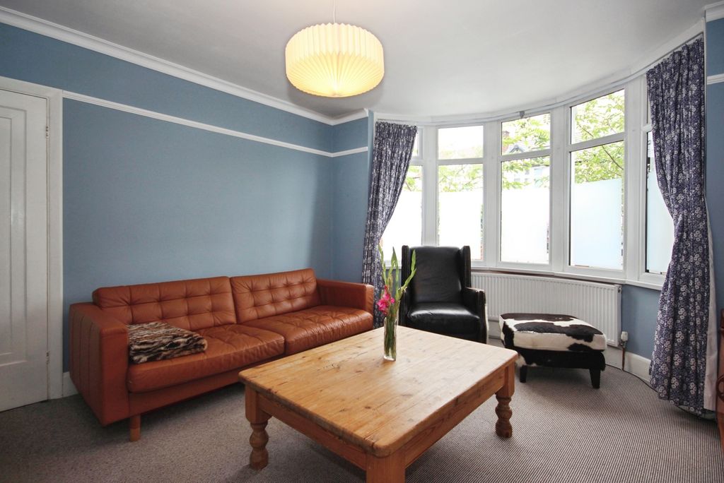 Property photo 3 of 17 Lounge