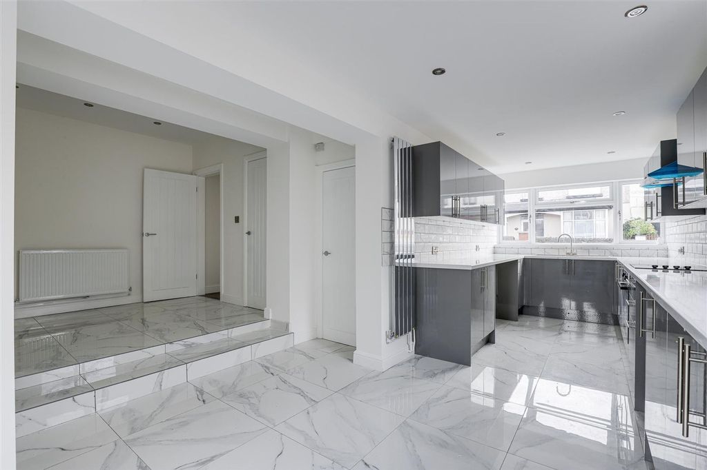 Property photo 2 of 35