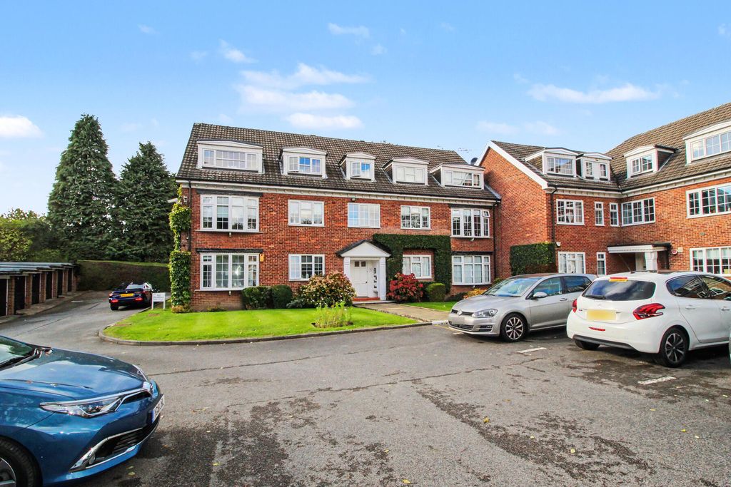 Property photo 1 of 9 Cavendish Mews - Front
