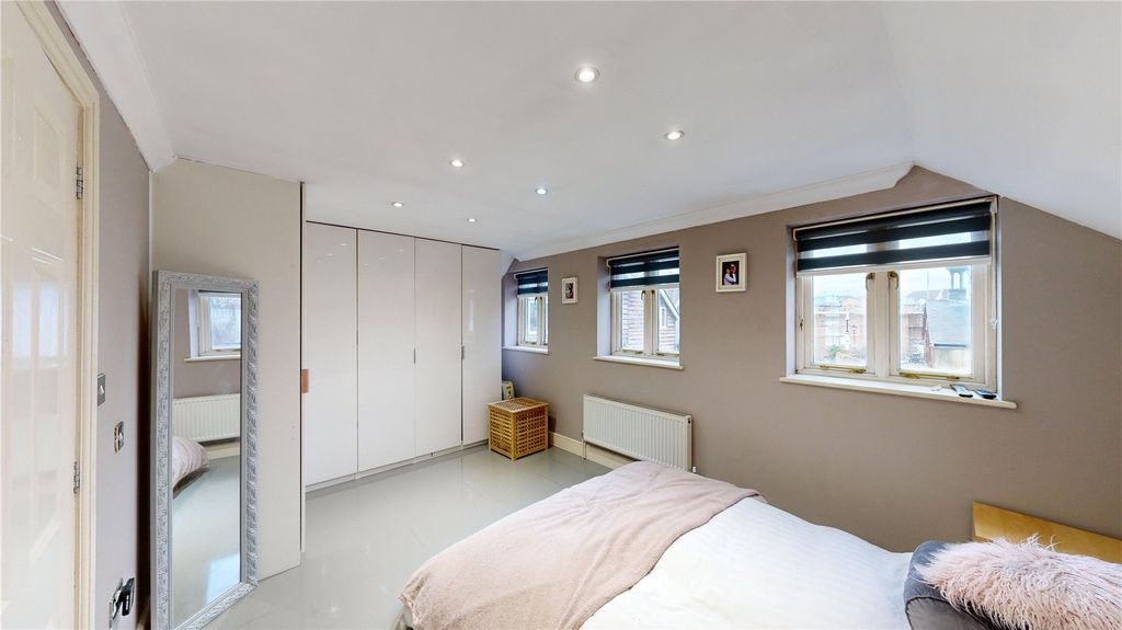 Property photo 3 of 20 Master Bedroom