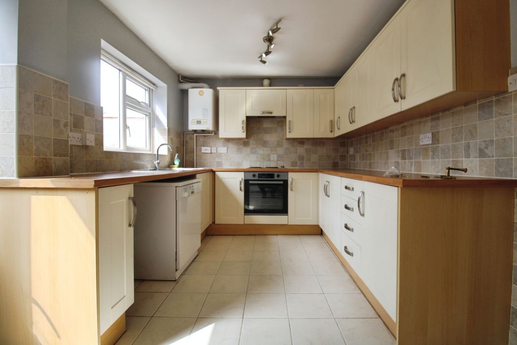 Property photo 3 of 8 Kitchen