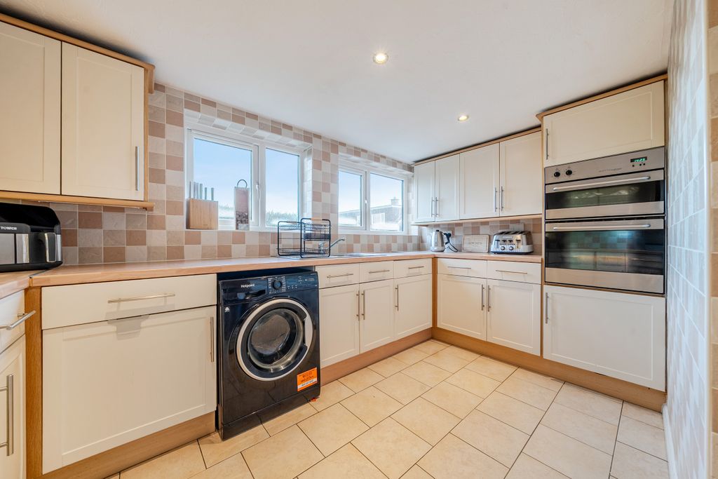 Property photo 3 of 23 Kitchen / Breakfast Room