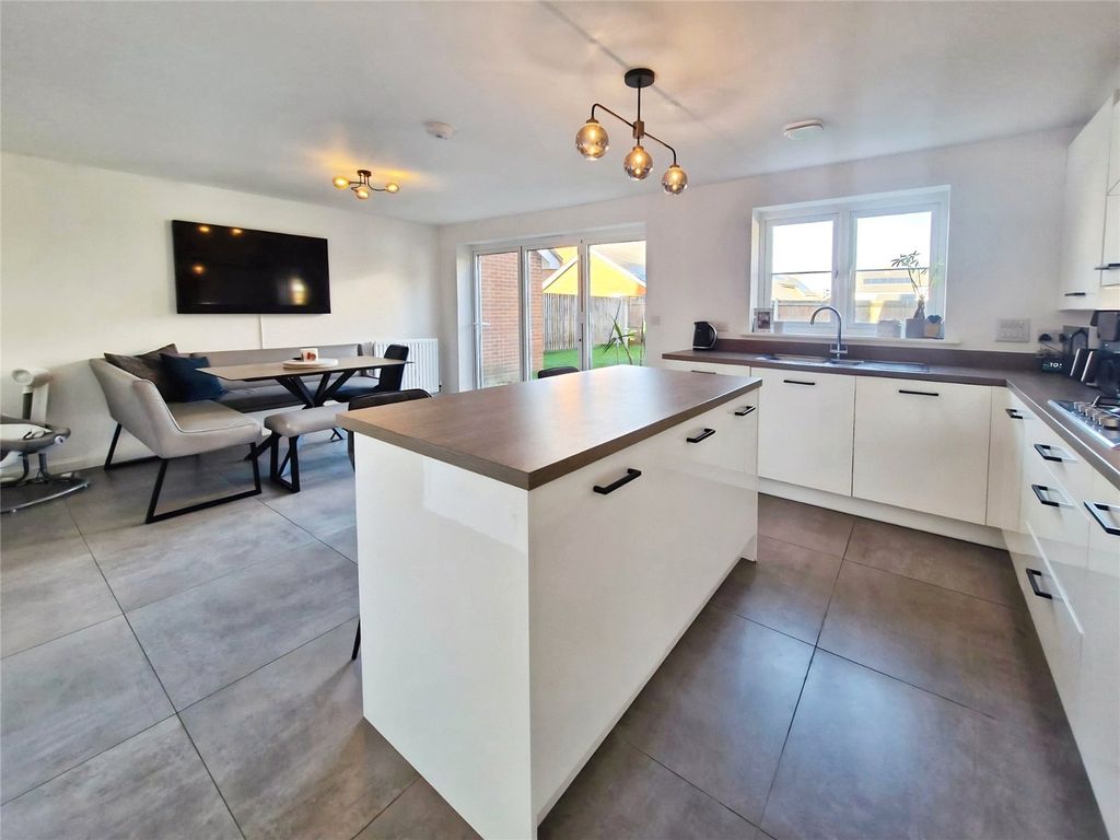 Property photo 3 of 16 Picture No. 11