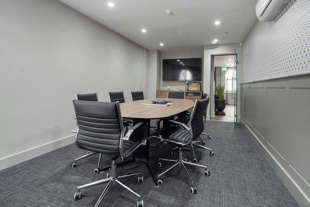 Property photo 3 of 11 Boardroom