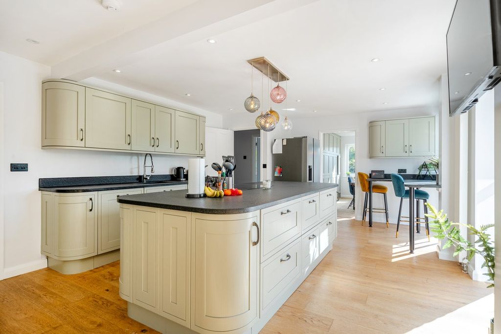 Property photo 2 of 27