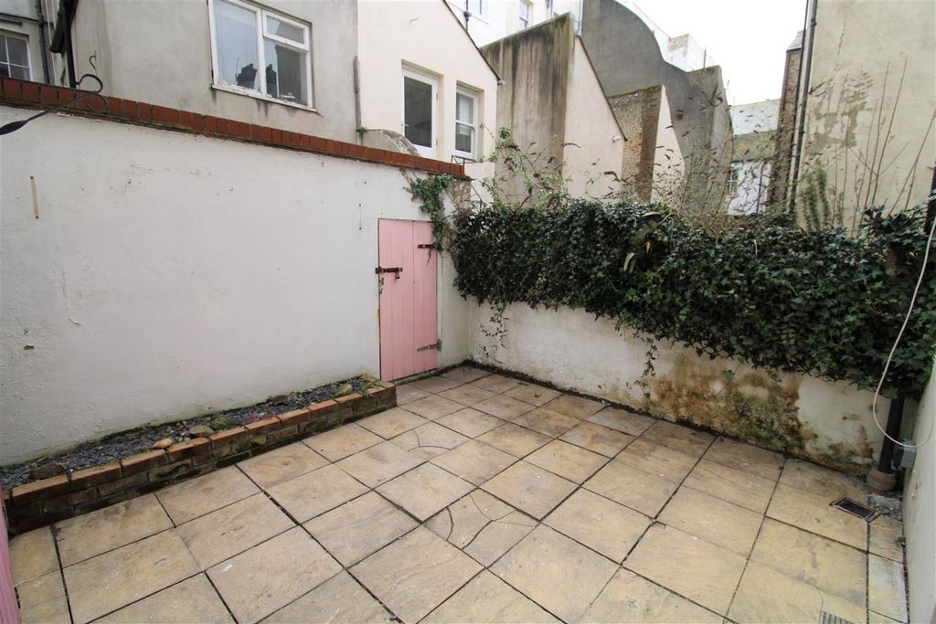 Property photo 2 of 10 Garden