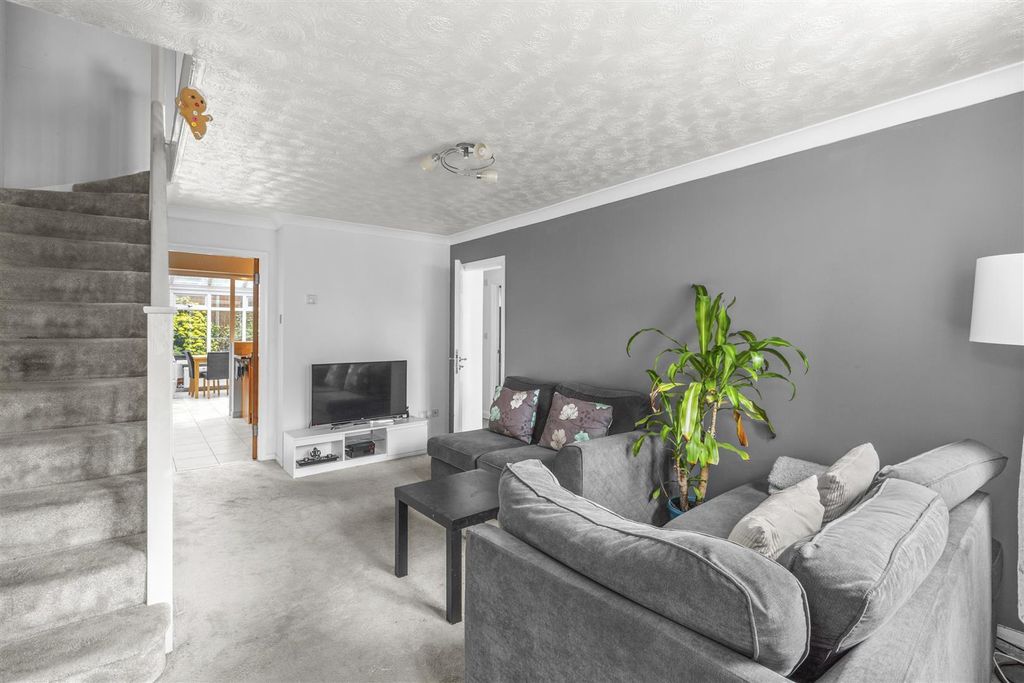 Property photo 2 of 10 19 Miersfield, Hp11 1Tx-8.Jpg