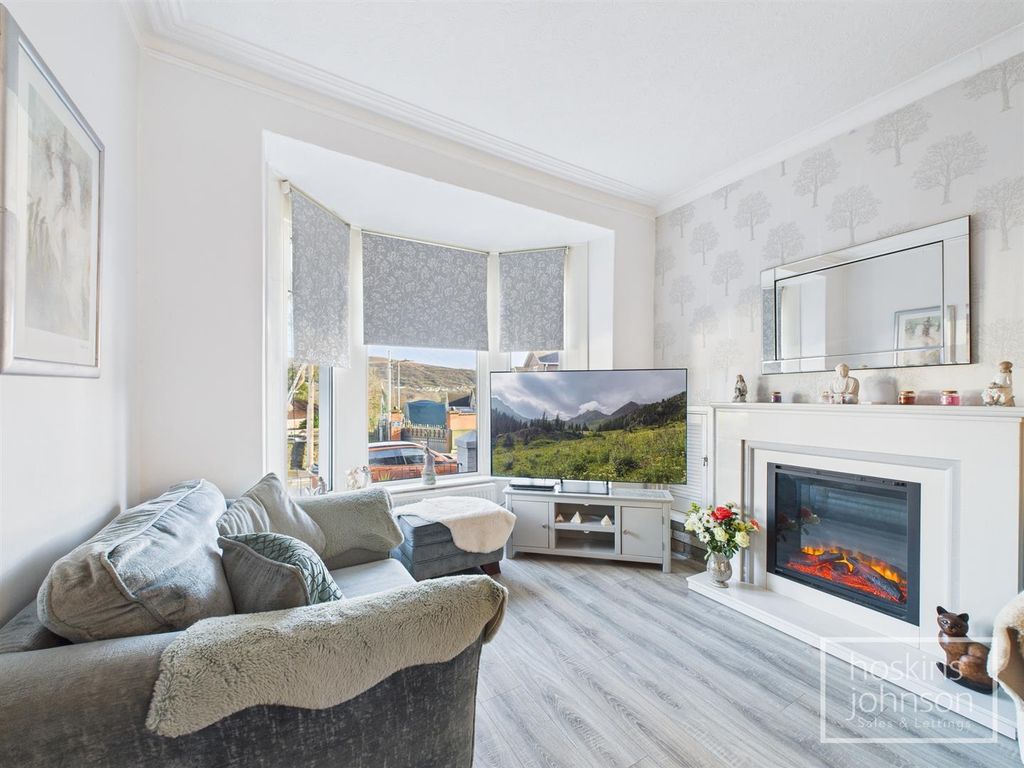 Property photo 3 of 25 Living Room