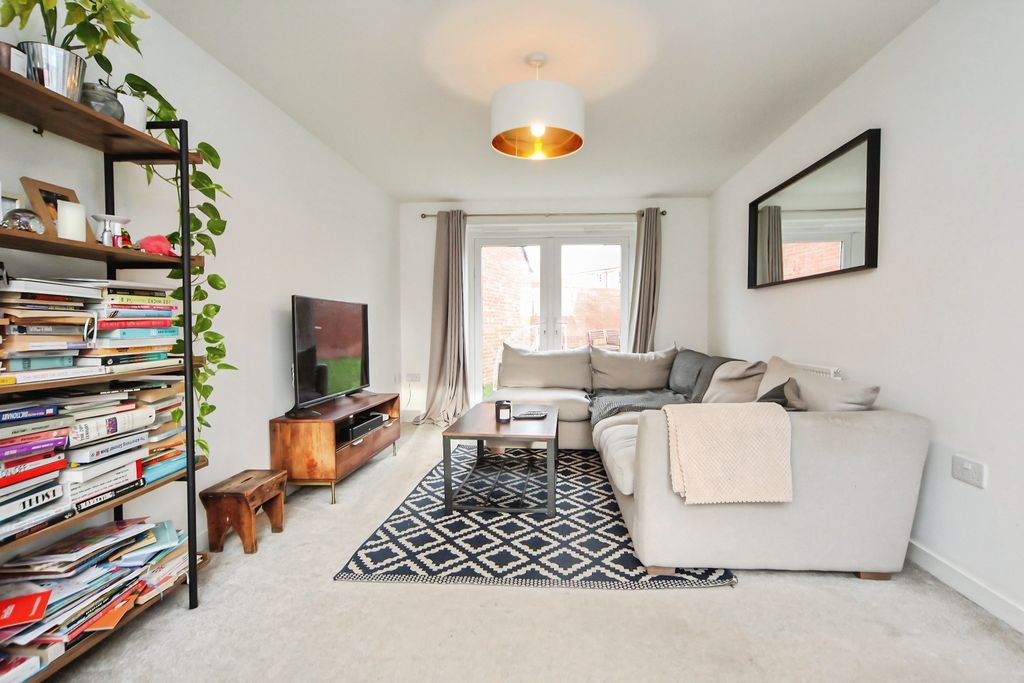 Property photo 3 of 37 Lounge