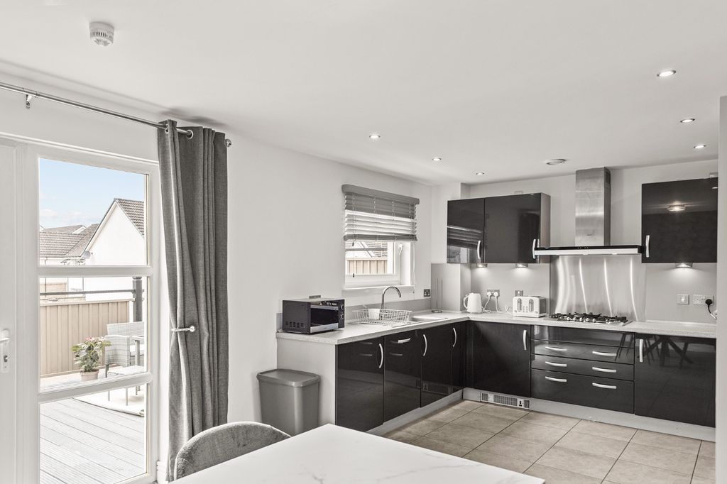 Property photo 2 of 37 5260093