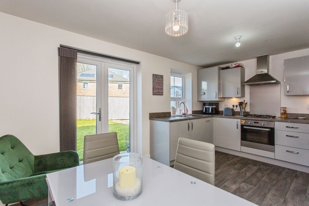 Property photo 3 of 18 Dining Kitchen