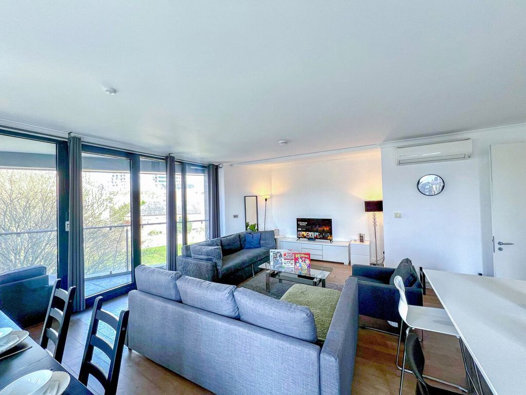 Property photo 1 of 25 Living Room