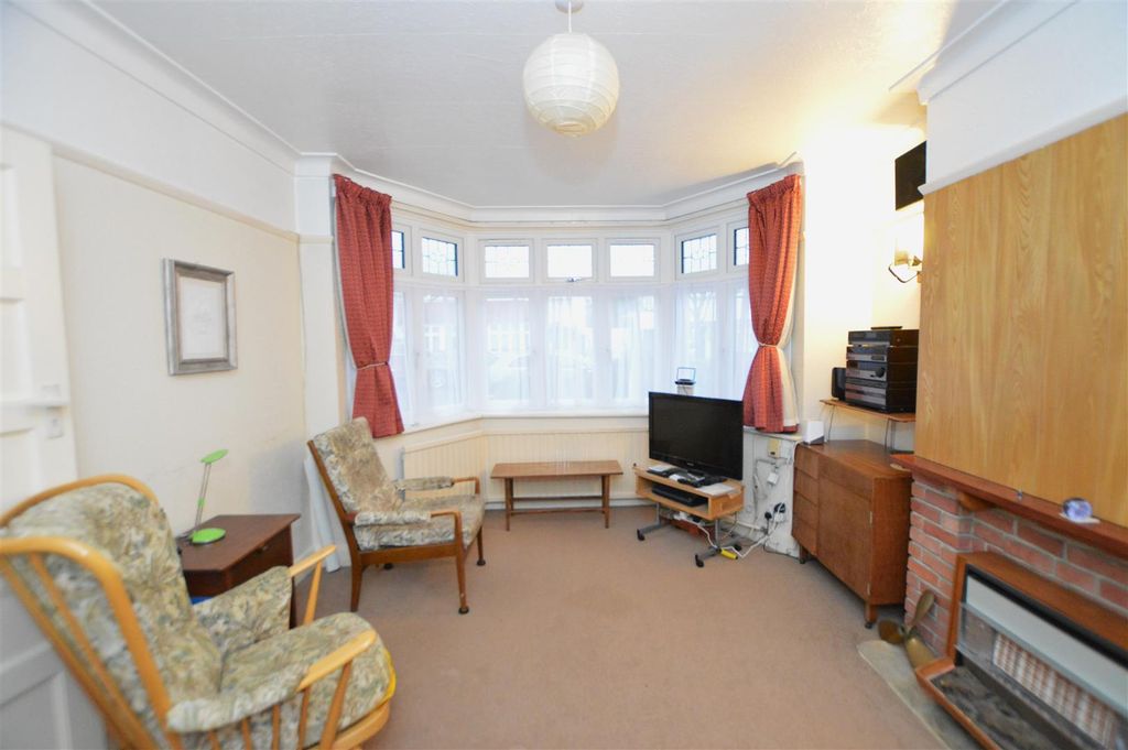 Property photo 2 of 11 4 Jubilee Avenue Lounge 2.Jpg