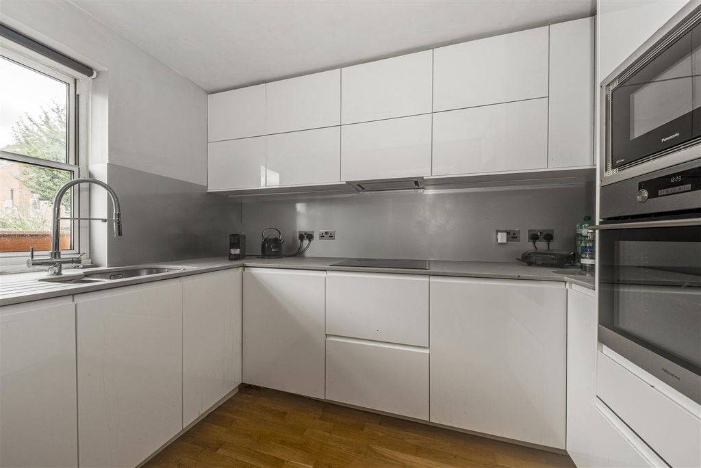 Property photo 2 of 10 Kitchen