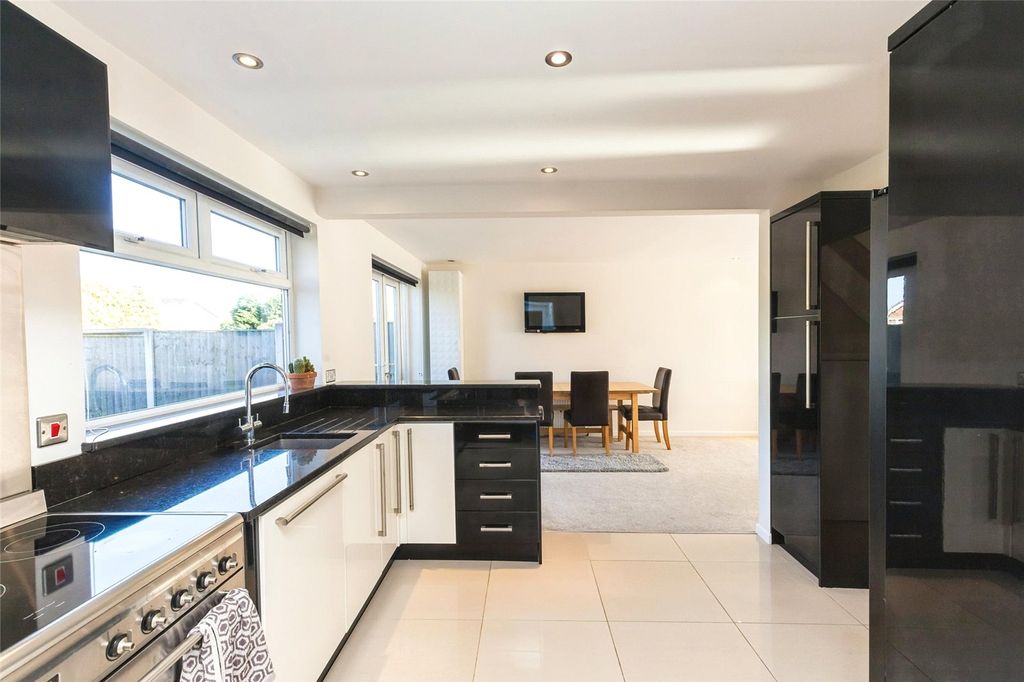 Property photo 2 of 18 Fitted Kitchen