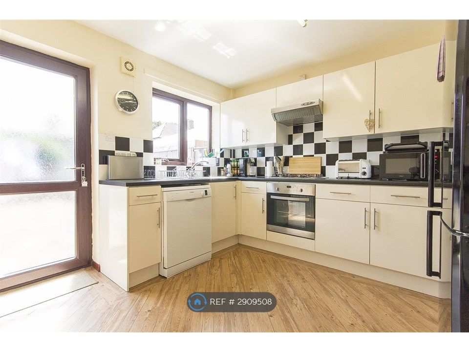 Property photo 2 of 10 Kitchen