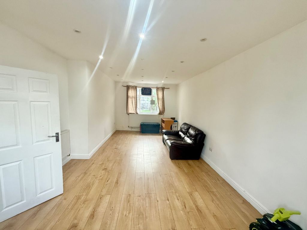 Property photo 3 of 14 5183562