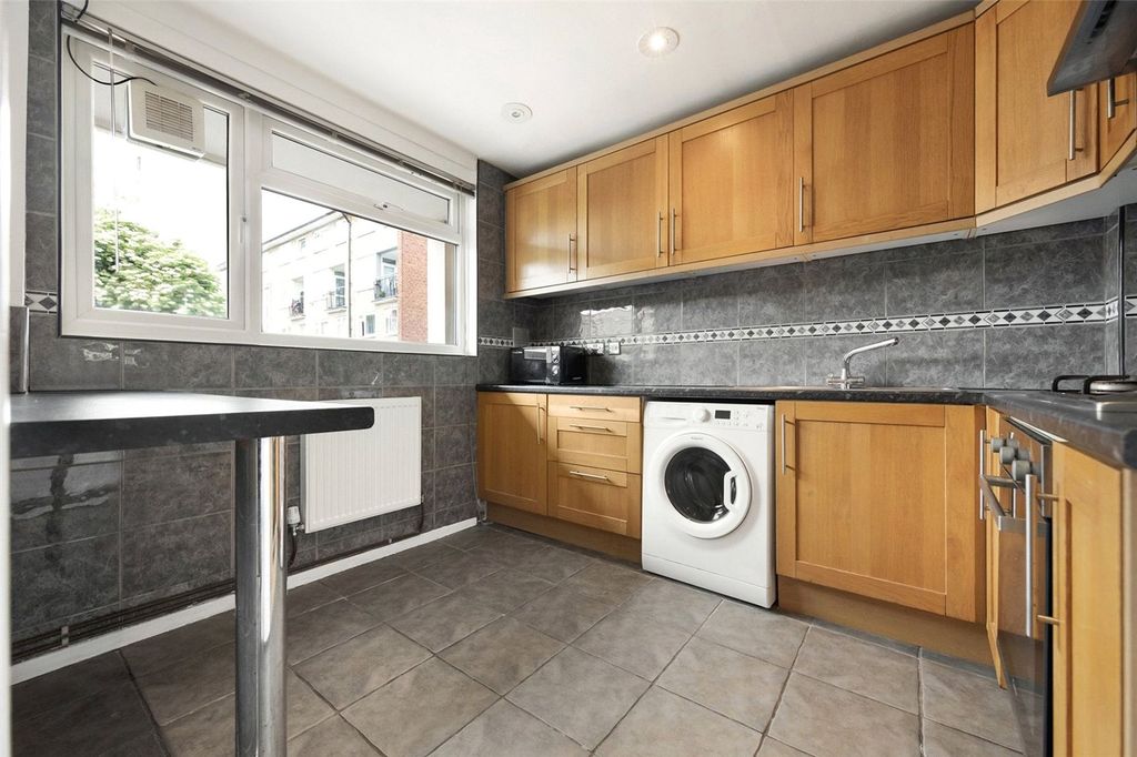 Property photo 3 of 14 Roberta Street E2
