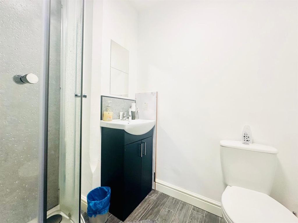 Property photo 2 of 7 Bathroom