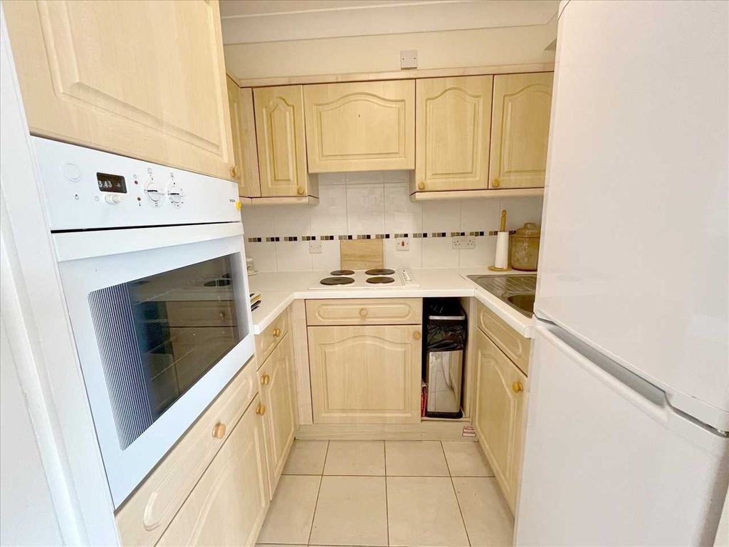 Property photo 3 of 11 Kitchen