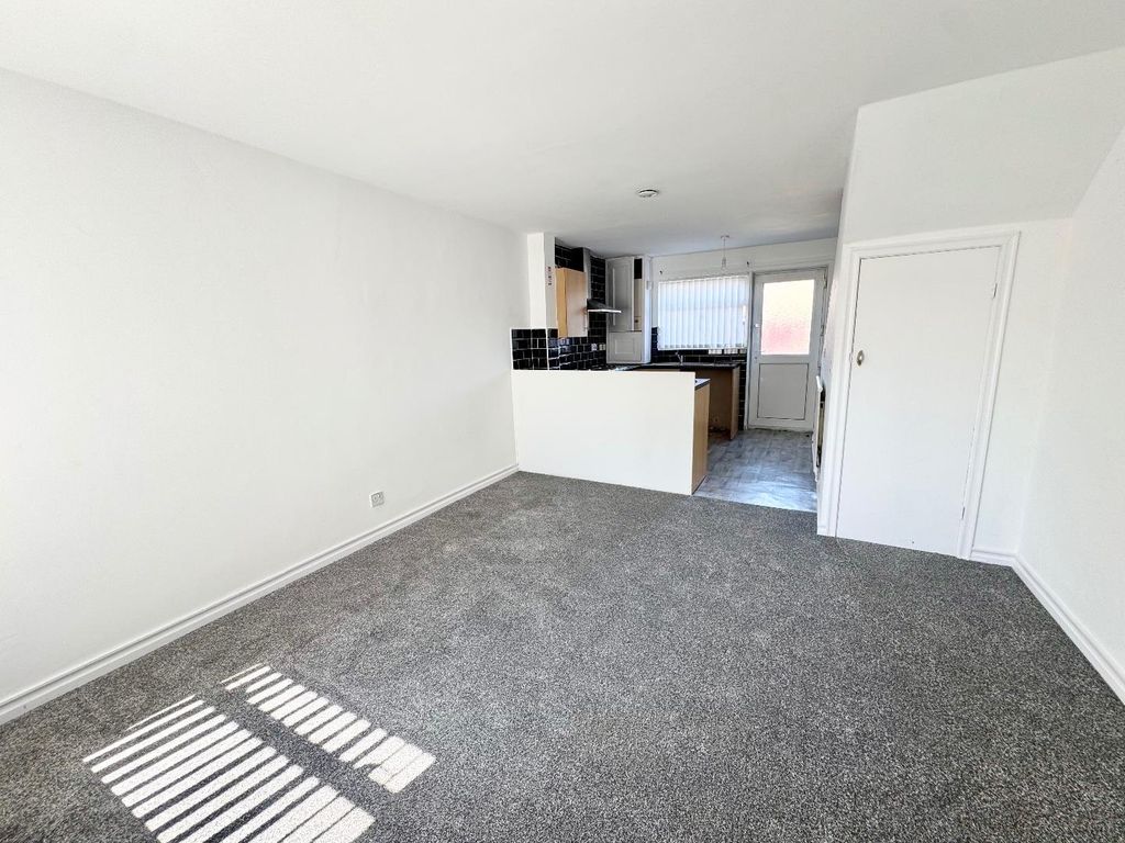 Property photo 3 of 8 Lounge