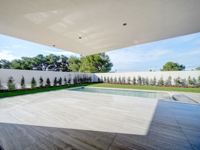 Property photo 2 of 54