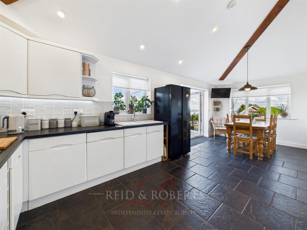 Property photo 3 of 34 Cam04884G0-Pr0088-Still071.Jpg