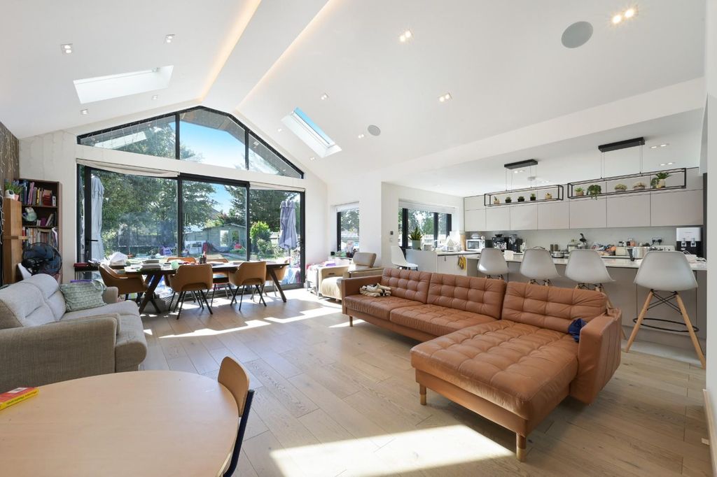 Property photo 2 of 21 Bradstock Road