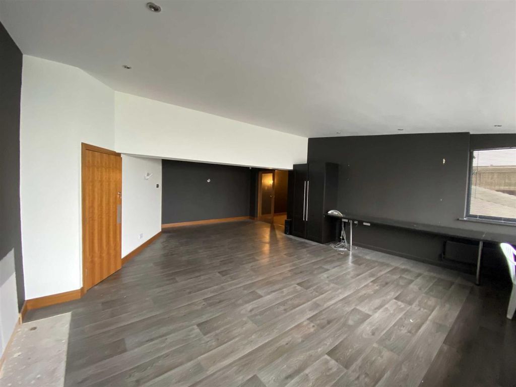 Property photo 1 of 3