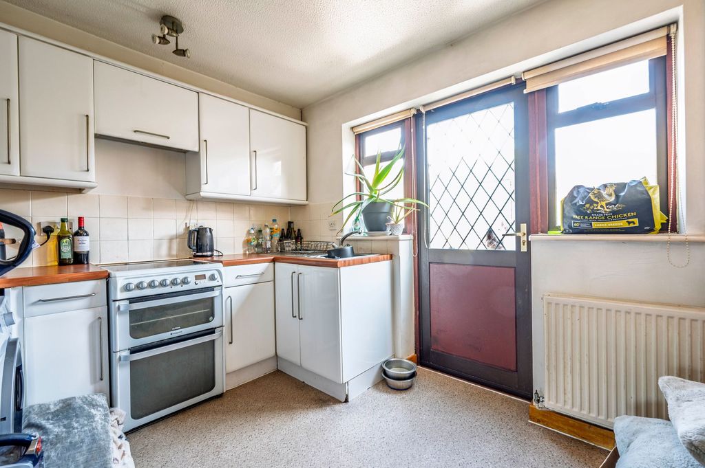Property photo 3 of 12 Kitchen