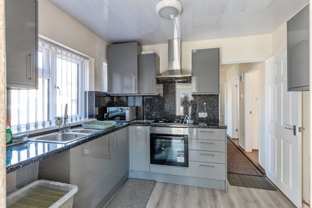 Property photo 3 of 18 Kitchen Area