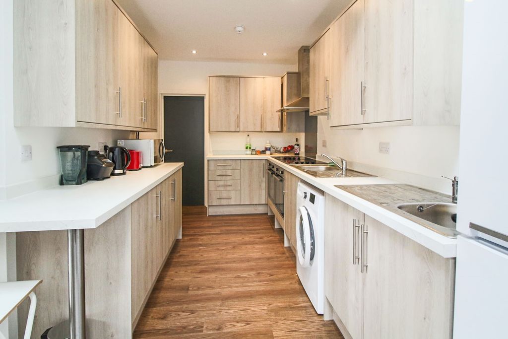 Property photo 3 of 6 Kitchen
