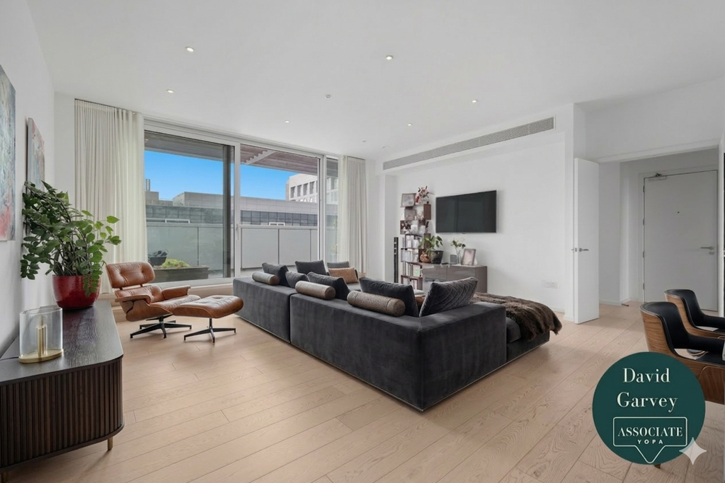 Property photo 1 of 13 Lounge