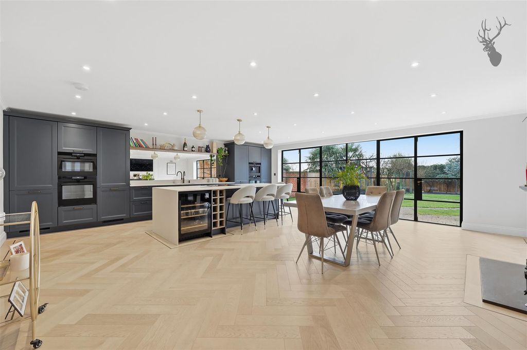 Property photo 2 of 33