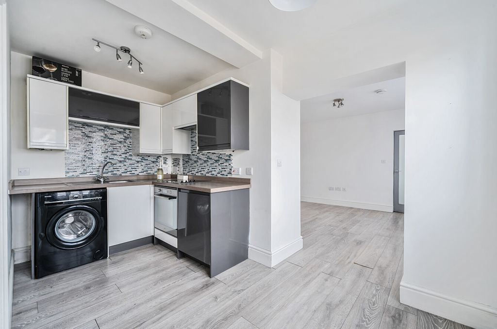 Property photo 2 of 13 1324842-10-68766d...