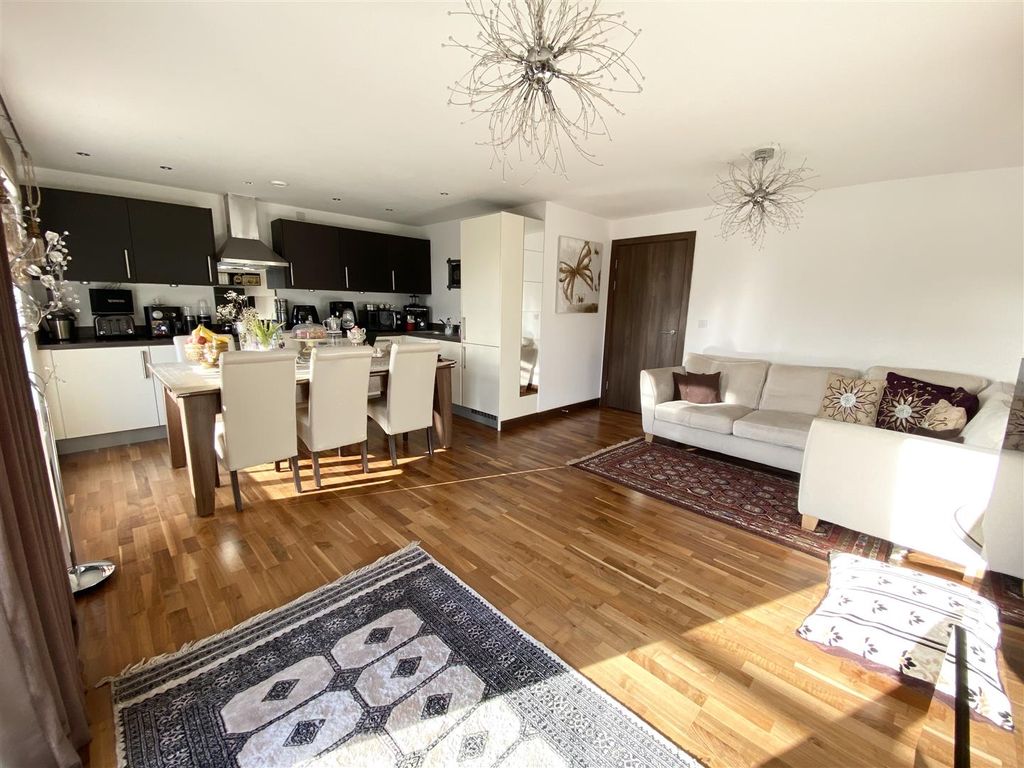 Property photo 3 of 13 Living Room/Kitchen