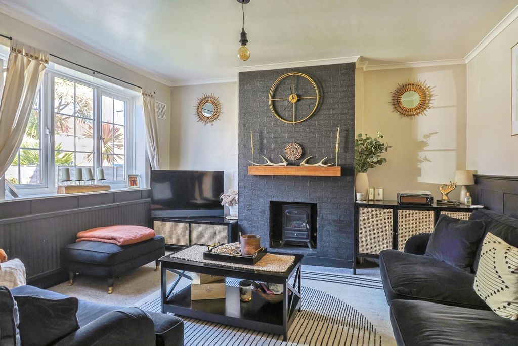 Property photo 2 of 17 Lounge