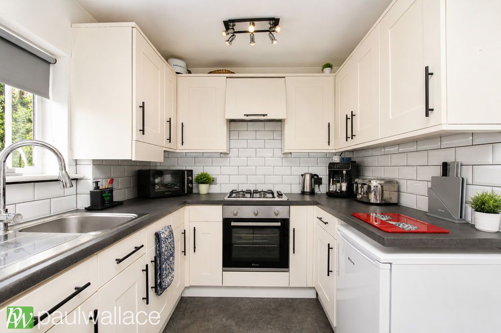 Property photo 3 of 10 Kitchen