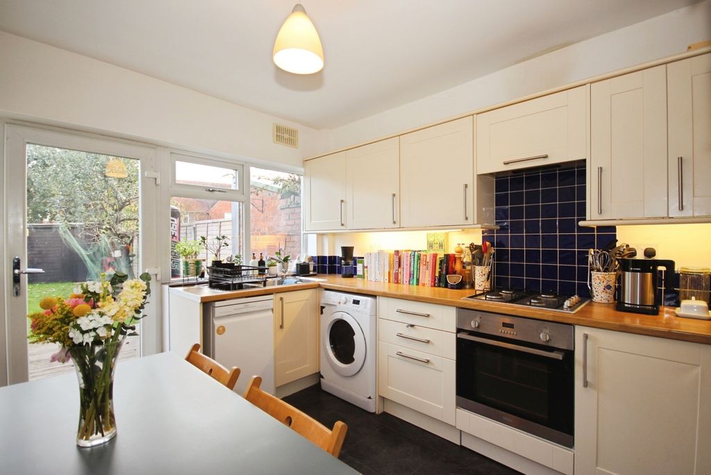 Property photo 3 of 17 Kitchen