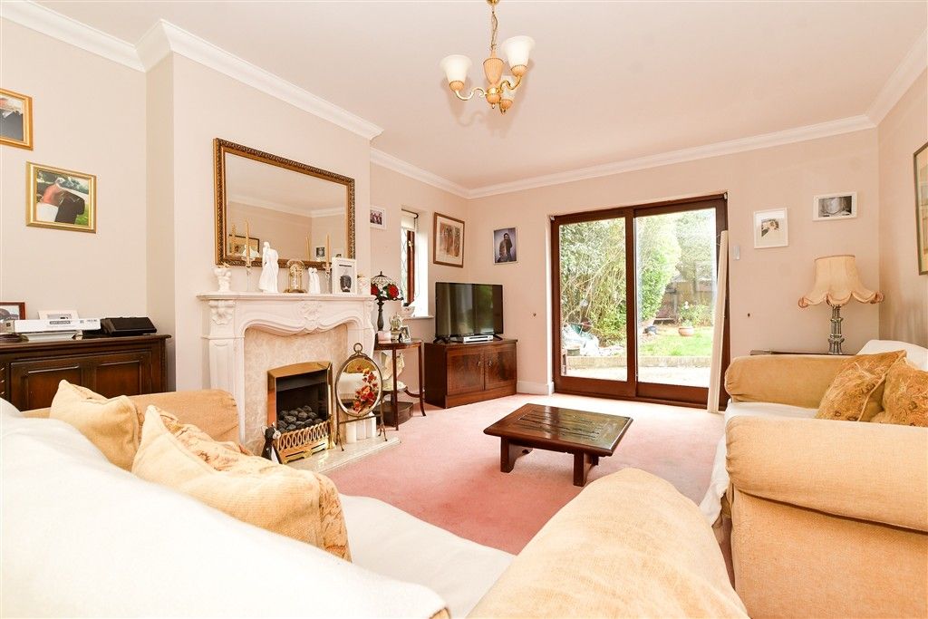Property photo 2 of 11 Lounge