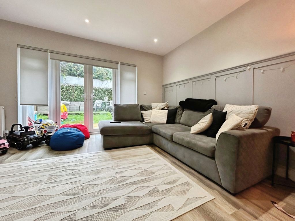 Property photo 3 of 14 Lounge