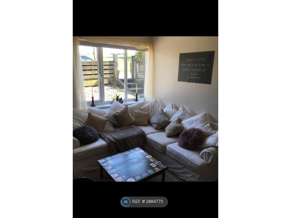 Property photo 2 of 34 Lounge (2)