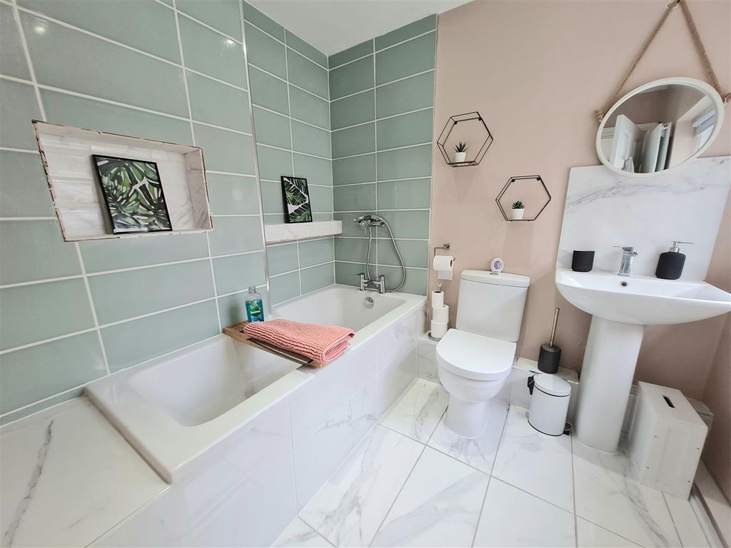Property photo 3 of 9 Bathroom