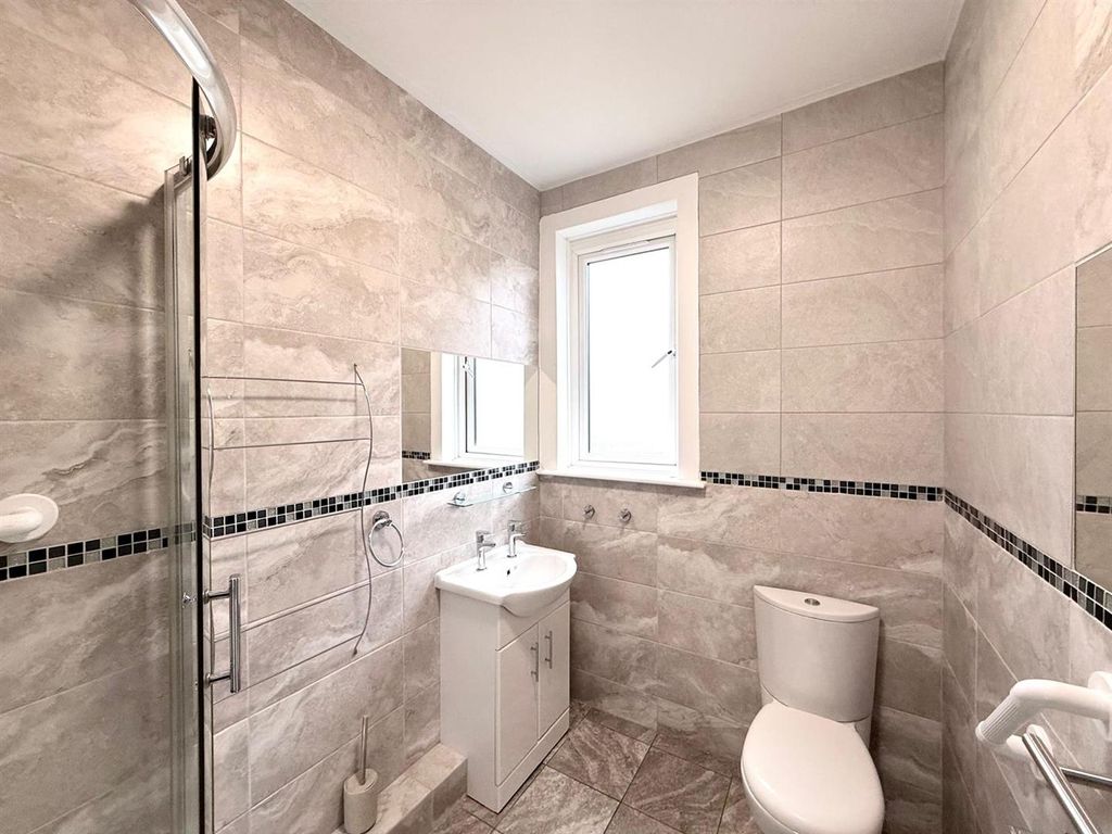 Property photo 3 of 11 Bathroom