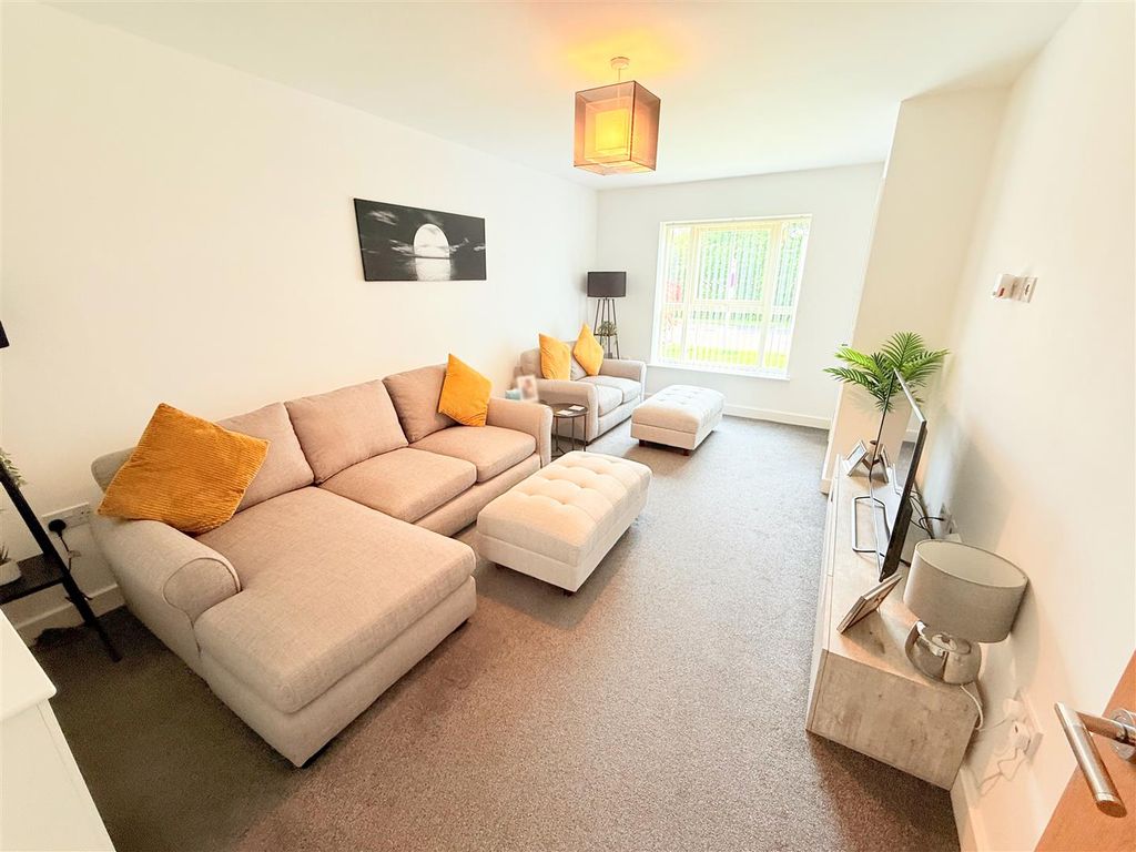 Property photo 2 of 16 Lounge