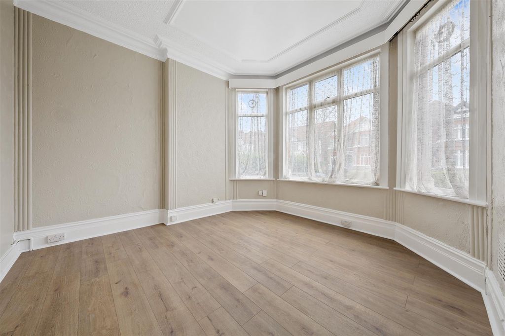 Property photo 3 of 10 Bedroom