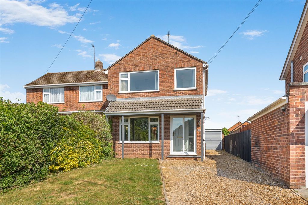 Property photo 1 of 11 40 Riley Drive, Banbury-2.Jpg